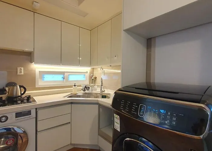 50 Off, Air Conditioner, 6 Minutes From Hongik Uni Sta, Airport Bus, Cleaning Fee 0, Elv, Parking, Blackout Curtains, Washing Machine, Dryer * Seúl
