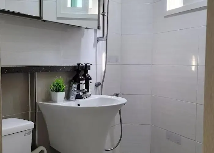 50 Off, Air Conditioner, 6 Minutes From Hongik Uni Sta, Airport Bus, Cleaning Fee 0, Elv, Parking, Blackout Curtains, Washing Machine, Dryer * Seúl