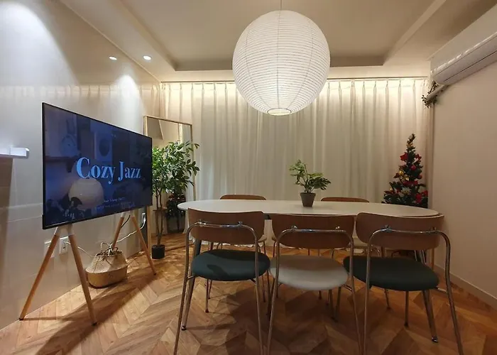 50 Off, Air Conditioner, 6 Minutes From Hongik Uni Sta, Airport Bus, Cleaning Fee 0, Elv, Parking, Blackout Curtains, Washing Machine, Dryer Seúl