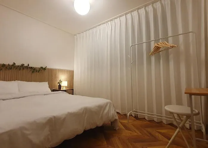 Apartamento 50 Off, Air Conditioner, 6 Minutes From Hongik Uni Sta, Airport Bus, Cleaning Fee 0, Elv, Parking, Blackout Curtains, Washing Machine, Dryer