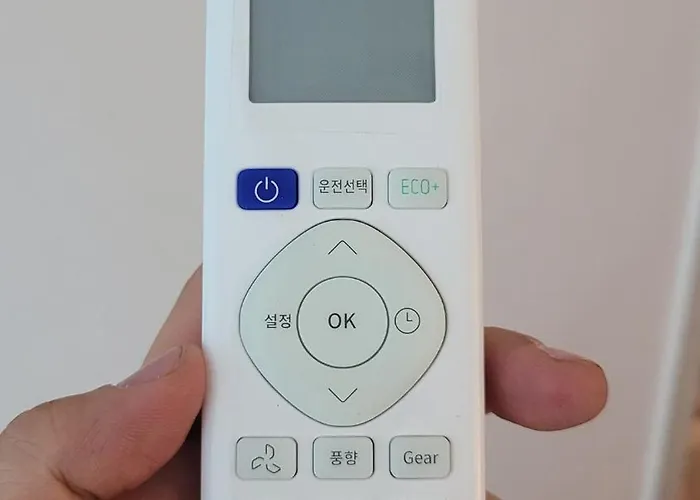 50 Off, Air Conditioner, 6 Minutes From Hongik Uni Sta, Airport Bus, Cleaning Fee 0, Elv, Parking, Blackout Curtains, Washing Machine, Dryer Apartamento Seúl