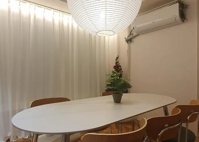 50 Off, Air Conditioner, 6 Minutes From Hongik Uni Sta, Airport Bus, Cleaning Fee 0, Elv, Parking, Blackout Curtains, Washing Machine, Dryer * Seúl